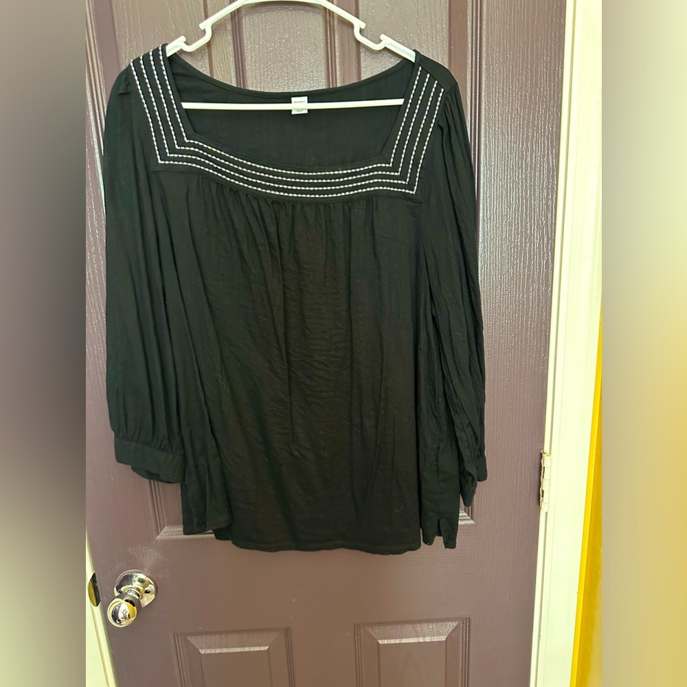 Maurice’s 3/4 sleeve black top with w/ square neck with white detailing size XL